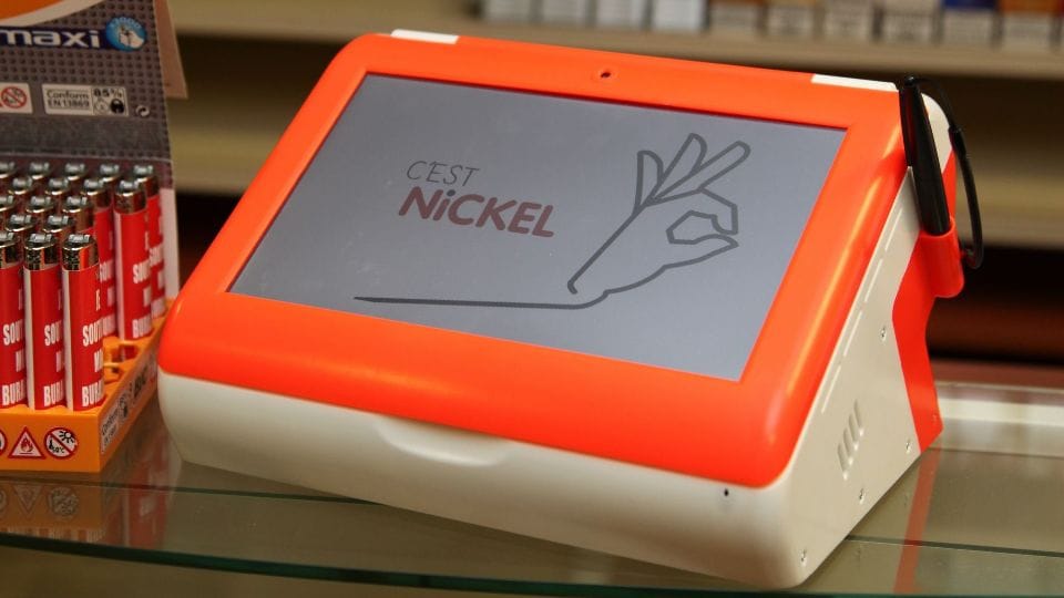 Borne Nickel sur le comptoir d'un buraliste